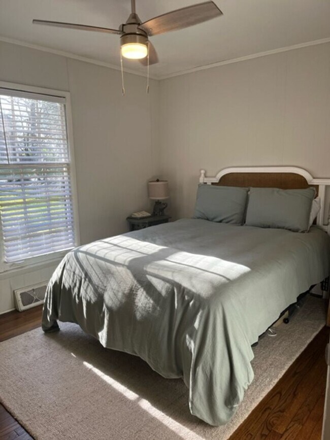 Building Photo - Lovely Three Bedroom Duplex in Myers Park!
