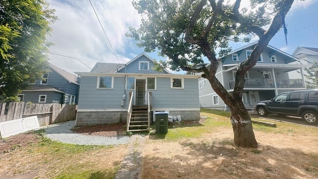 Building Photo - PRELEASING FOR LATE AUGUST: Classic 5bdrm/2 bath High St house with parking!