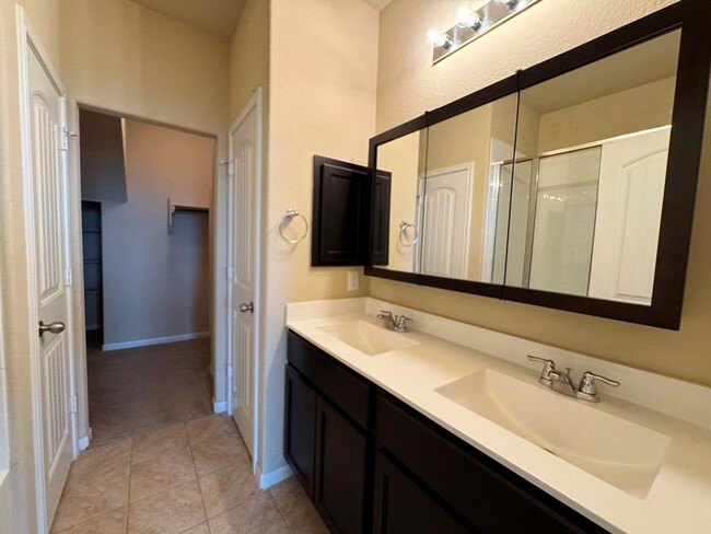 Building Photo - 2880 Donnell Dr
