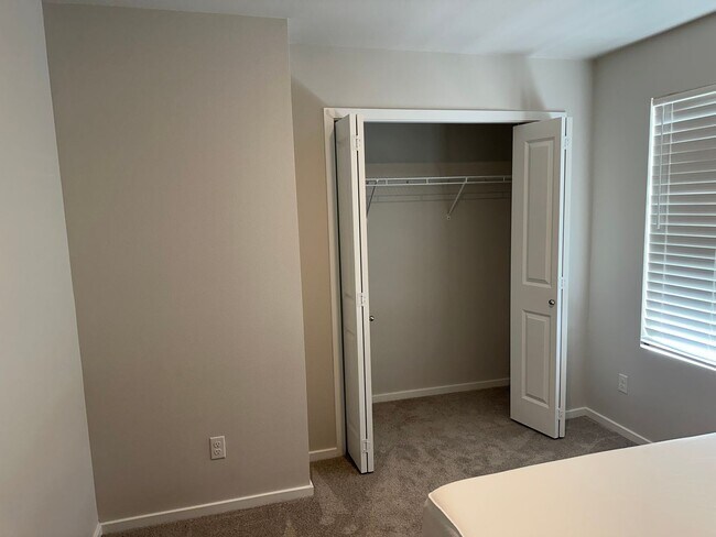 Building Photo - Pet friendly 4 bedroom 2.5 bath house!