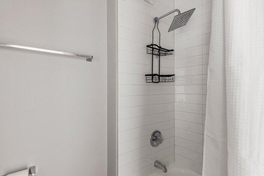 Building Photo - 2625 N Clark St