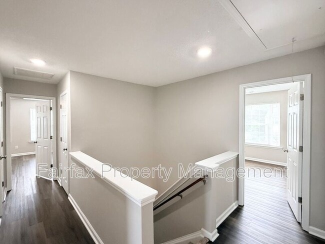 Building Photo - 201 Ridge Lake Dr
