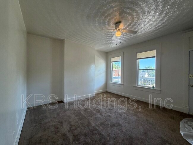 Building Photo - 325 W 31st St
