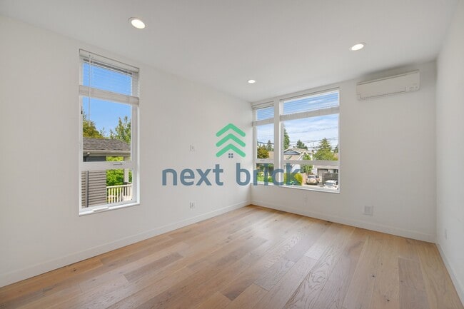 Building Photo - "Charming 2-Bed, 2-Bath Townhouse Retreat in Seattle – 1380 Sq Ft of Modern Comfort!"