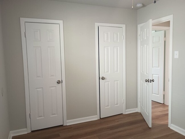 Building Photo - 3-bedroom, 1-bathroom home located inSouth...