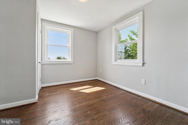 Building Photo - 2111 Delmar Dr