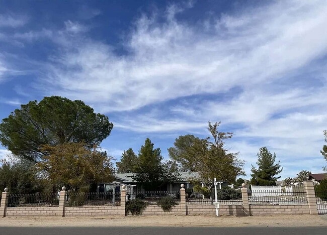 Building Photo - Spacious living, large yard, off street parking.  Available 11/5 Move In