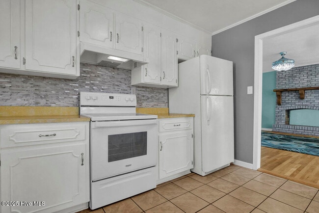 Building Photo - 1207 N Topsail Dr
