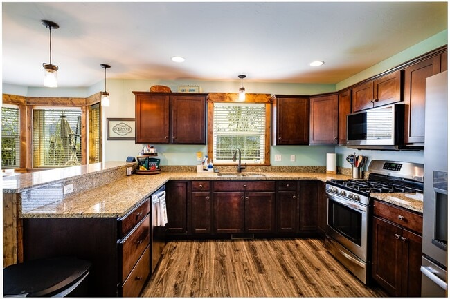 Building Photo - Beautiful home in Ryen Glenn with Fantasti...