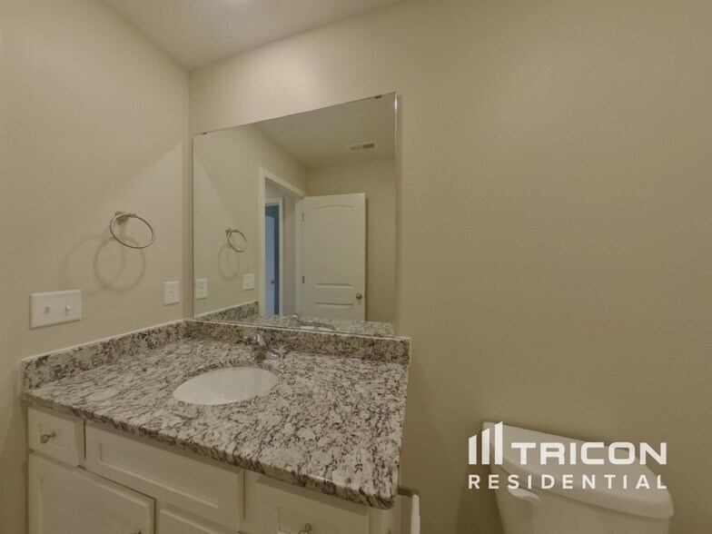 Building Photo - 494 Aubrey Wds Dr