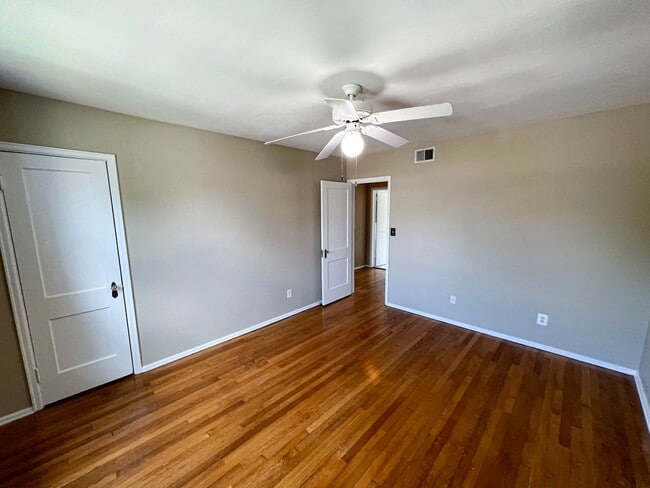 Building Photo - Charming 2 Bed 2 Bath Brick Townhome With A Fully Fenced Yard In Beautiful Foxcroft Heights