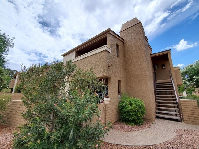 Building Photo - **MOVE IN SPECIAL***HALF OFF FIRST MONTHS RENT. UPSTAIRS 2 BEDROOM CONDO OVERLOOKING GREENBELT