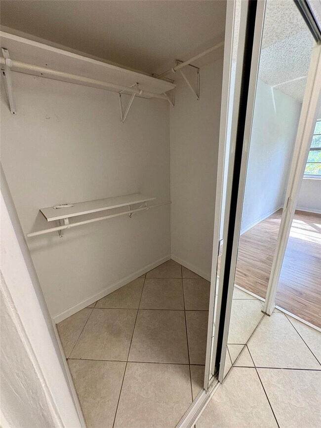 Building Photo - 1100 NW 87th Ave