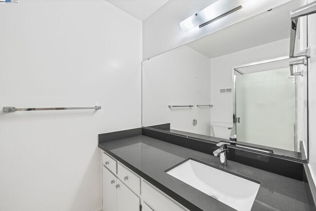 Building Photo - 695 Mariposa Ave