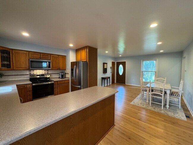 Building Photo - Beautiful 3 Bed 2.5 Bath Single Family Hom...