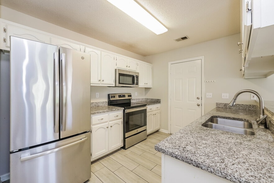 Building Photo - 1104 Parkview Cir N