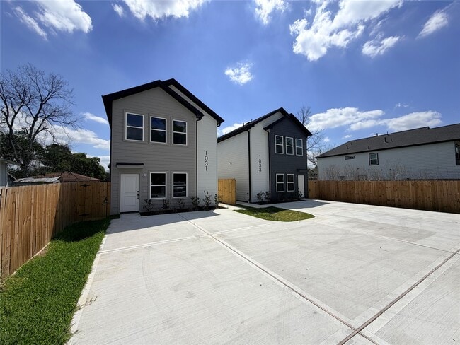 Building Photo - 1031 North Ln