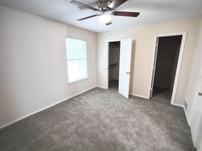 Building Photo - 2 Bedroom 2.5 bath apartment in residential south Denton area. Ecellent location.
