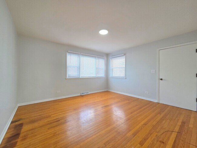 Building Photo - 29 E Lake Shore Dr