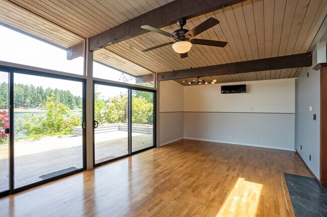 Building Photo - 3-Bed Waterfront Home in Vaughn
