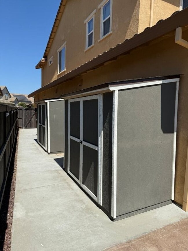 Building Photo - Newer Modern 4 Bedroom 3.5 Bath w/ Bedroom...