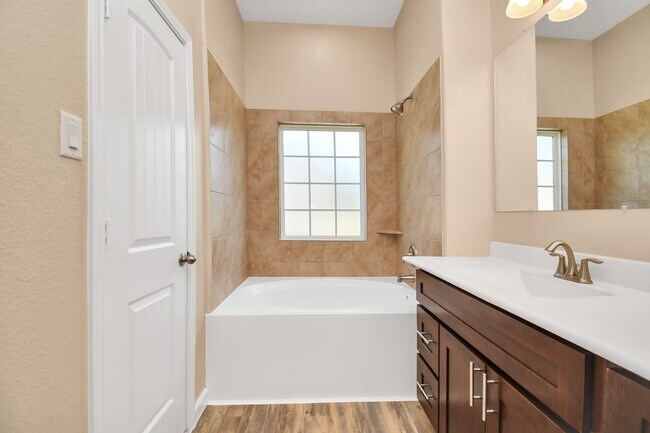 Building Photo - 2203 Bermuda Palms Dr