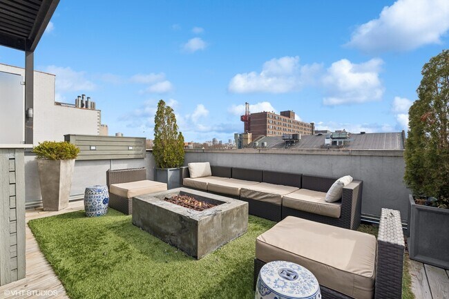 Building Photo - 1022 W Diversey Pkwy