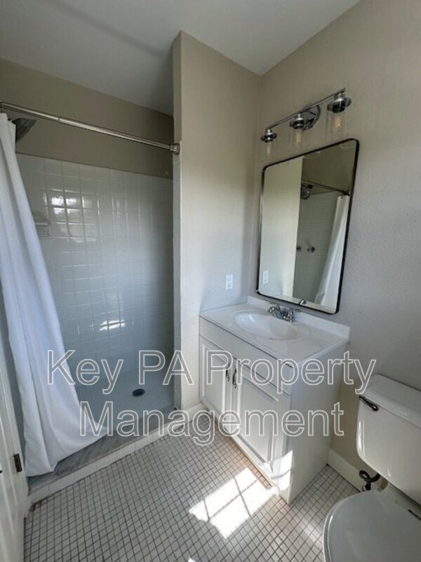 Building Photo - 517 S Coventry Ln