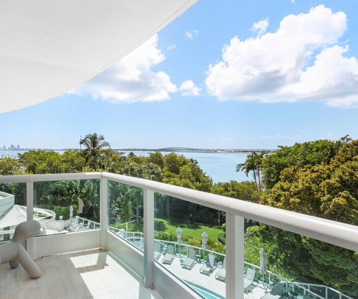 Building Photo - 2127 Brickell Ave