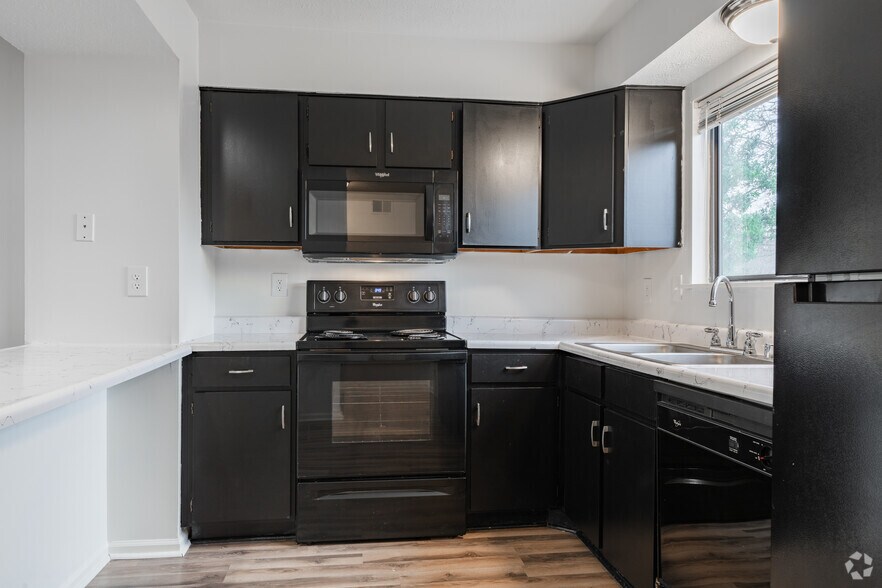 2BR, 2BA - 950SF - Kitchen - The Villas of Pine Valley