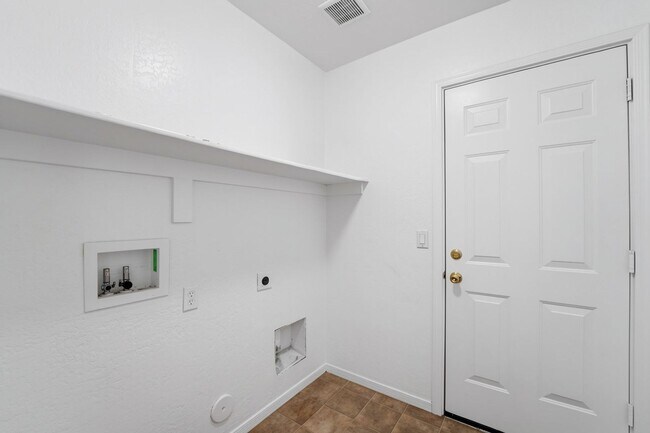 Building Photo - Freshly Updated 4 Bed | New Carpet, New Appliances & Open Layout