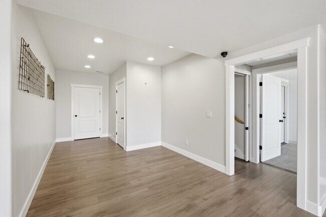Building Photo - 722 W Webb Rd