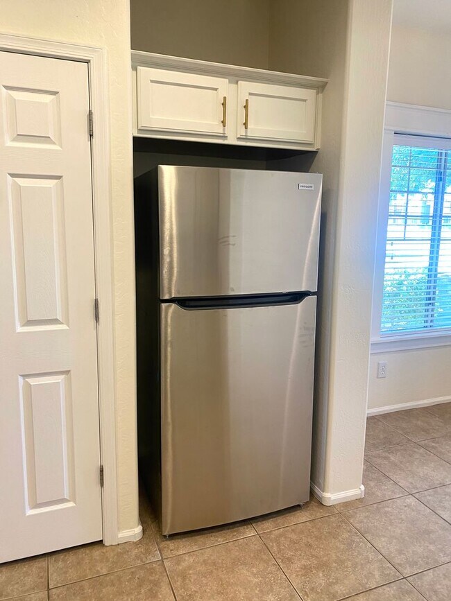 Building Photo - **BEAUTIFUL 3BEDROOM/2BATHROOM HOME LOCATE...
