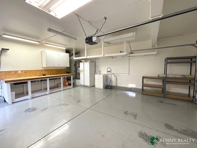 Building Photo - Large 3 Bedroom, 2.5 Bathroom, Great Neigh...