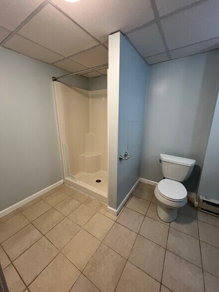 Bath - 607 Spring St