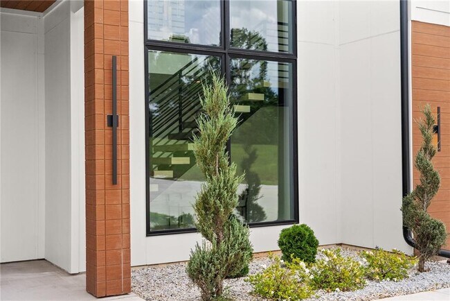 Building Photo - 151 S Pointe Dr