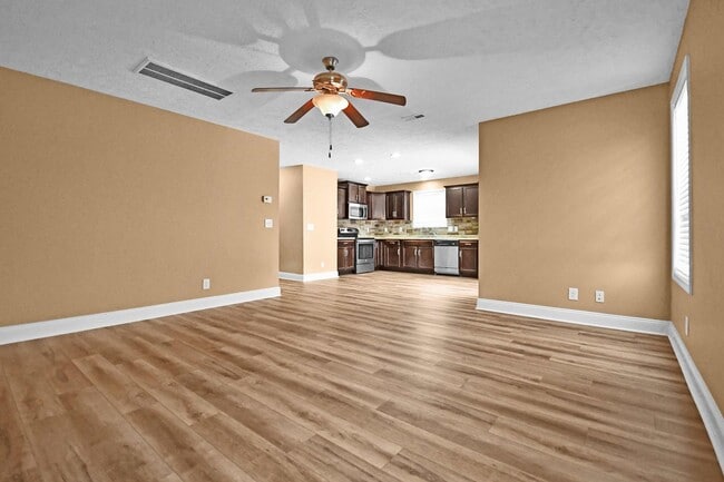 Building Photo - Pet Friendly Three Bedroom!