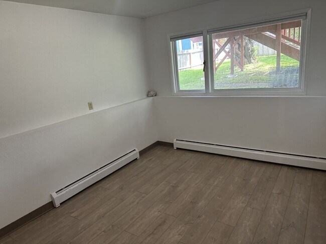 Building Photo - Newly Updated 4 Bedroom UMED Home!