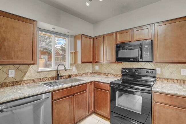 Building Photo - 13 N Dartmouth St