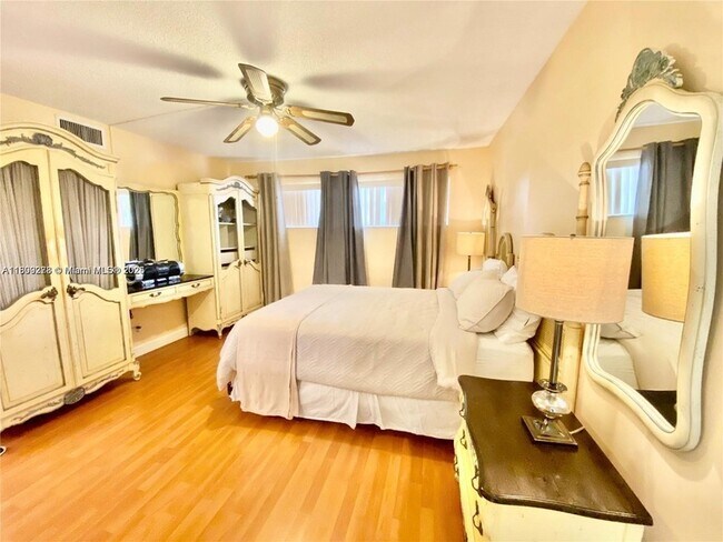 Building Photo - 671 S Hollybrook Dr