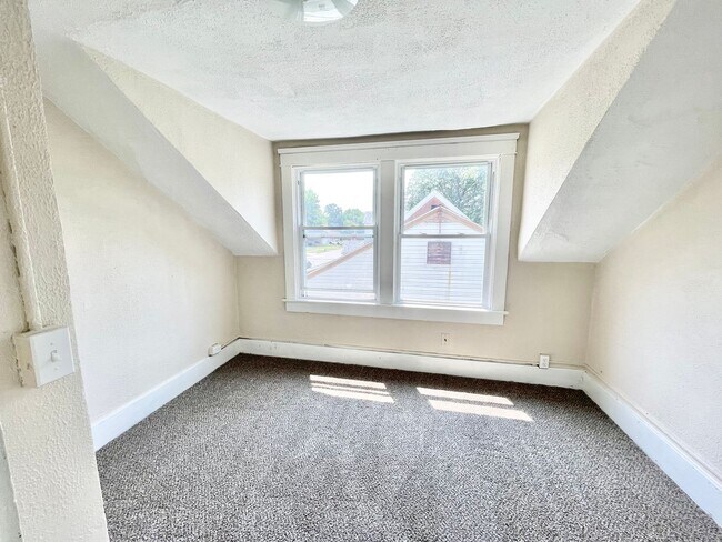 Building Photo - 3074 Toledo Ave