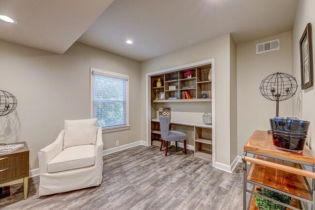 Building Photo - 1185 Lake Colony Dr