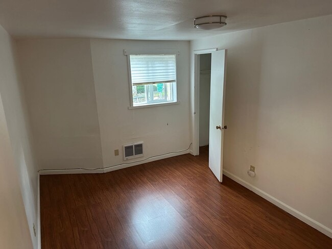 Building Photo - 704 19th Ave
