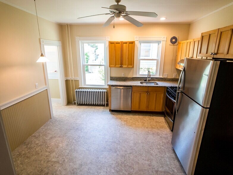 Primary Photo - 40 Hewlett St