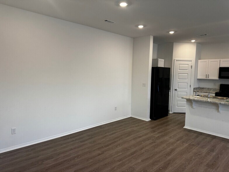 Building Photo - 6813 SW Dignity Ave