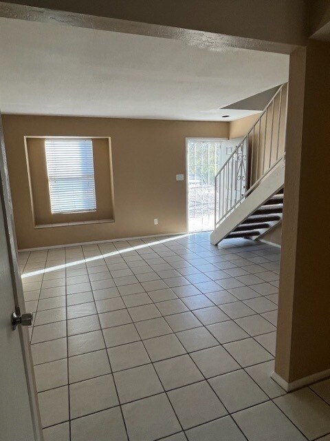 Building Photo - 1440 E Knoll Cir