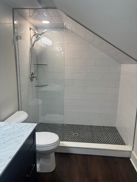 Walk-in shower - 631 Woodland Ave SE