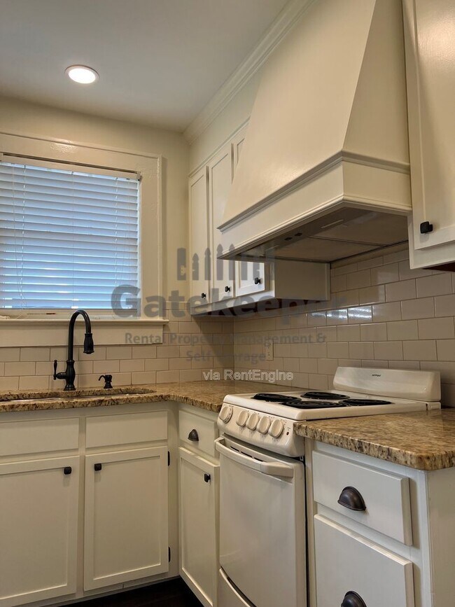 Building Photo - 1565 Walker Ave