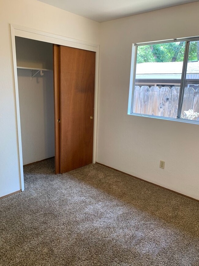 Building Photo - 1132 Hobart St