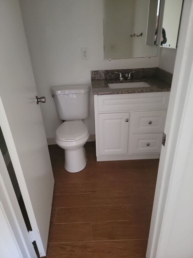 Building Photo - Nicely Upgraded 2 bedroom Townhouse